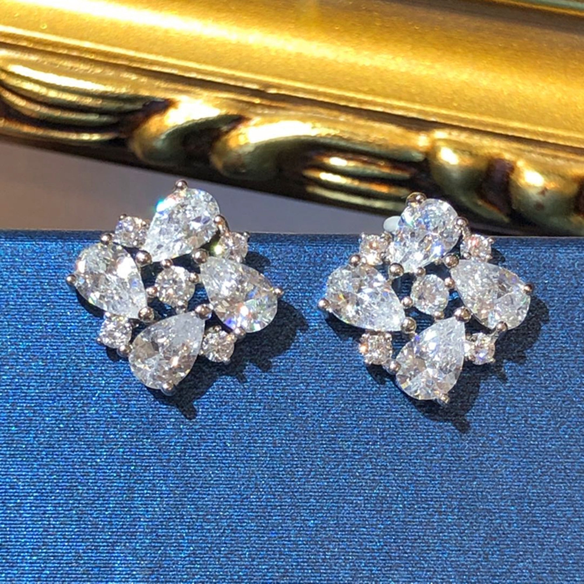 Tiviss Art Deco Tear Snowflake Pierced Stud Earrings
