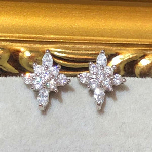 Tiviss Sparkling Snowflake Pierced Stud Earrings