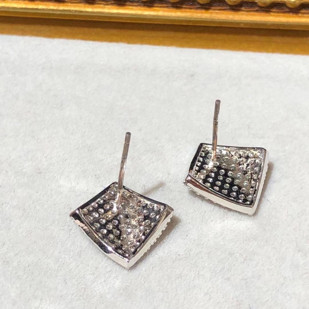 Tiviss Sparkling 3D Cube Pierced Stud Earrings
