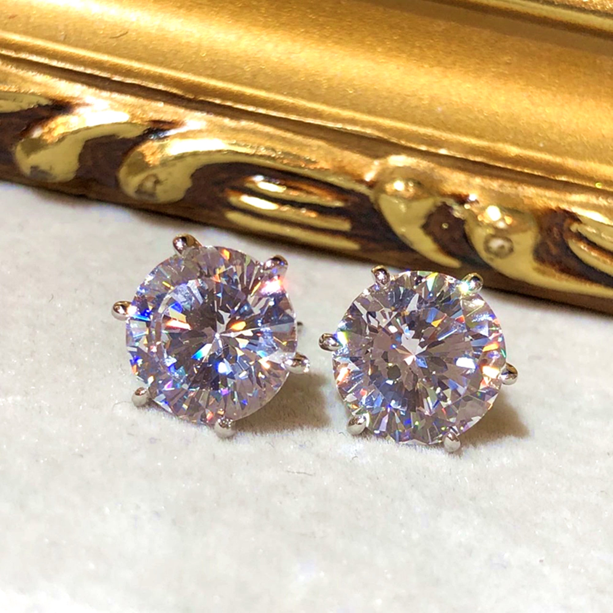 Tiviss Signature Studs Earrings Round Brilliant Cut