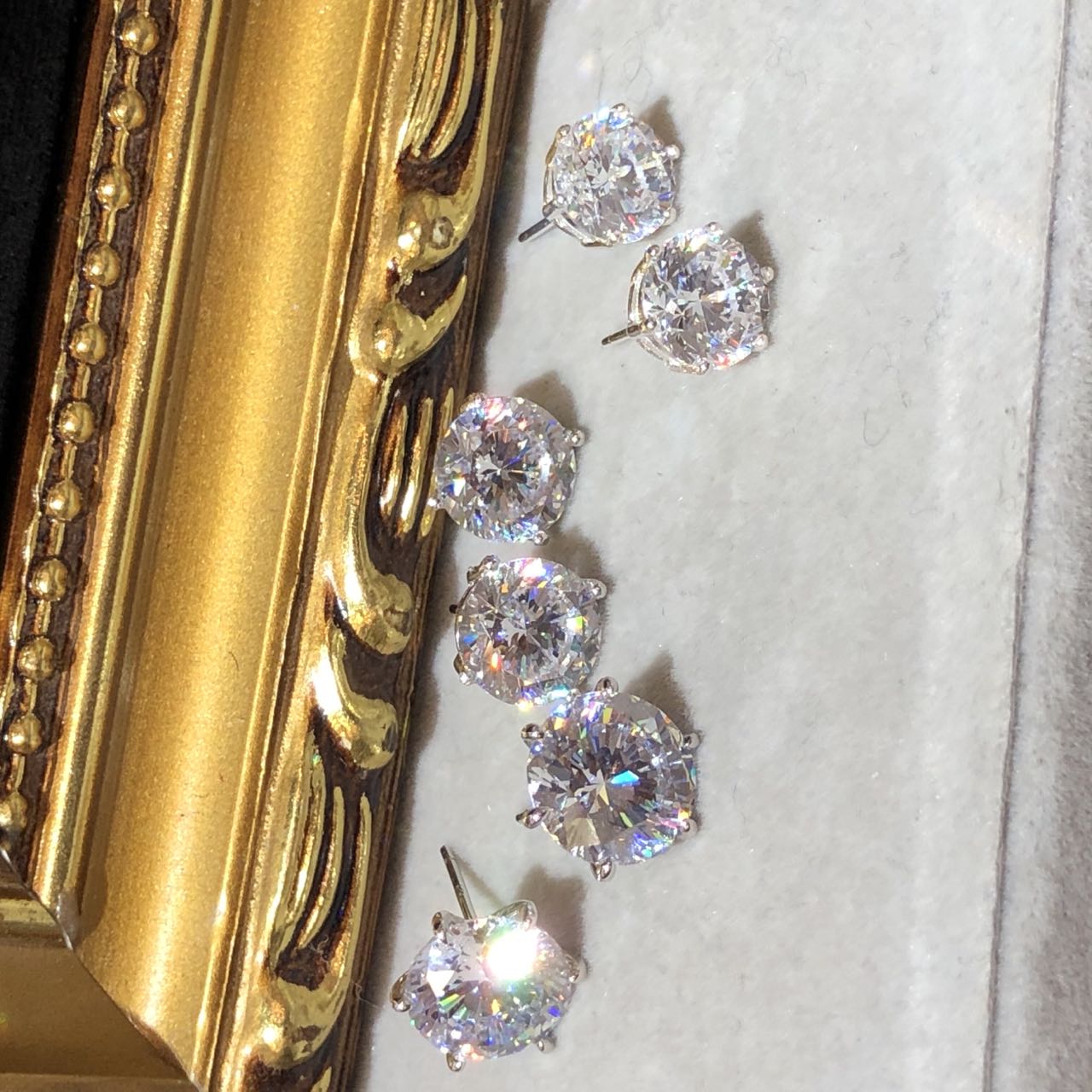 Tiviss Signature Studs Earrings Round Brilliant Cut