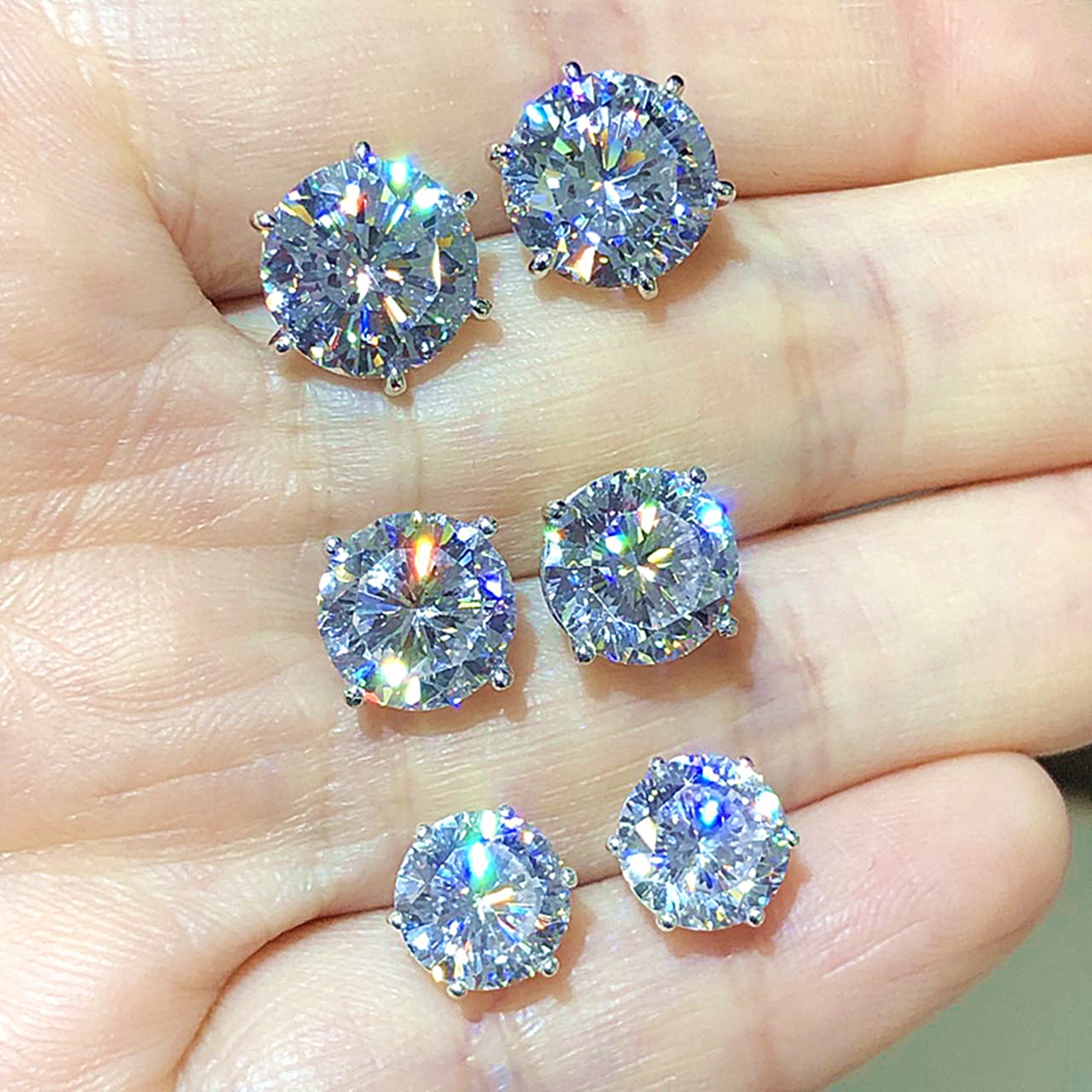 Tiviss Signature Studs Earrings Round Brilliant Cut