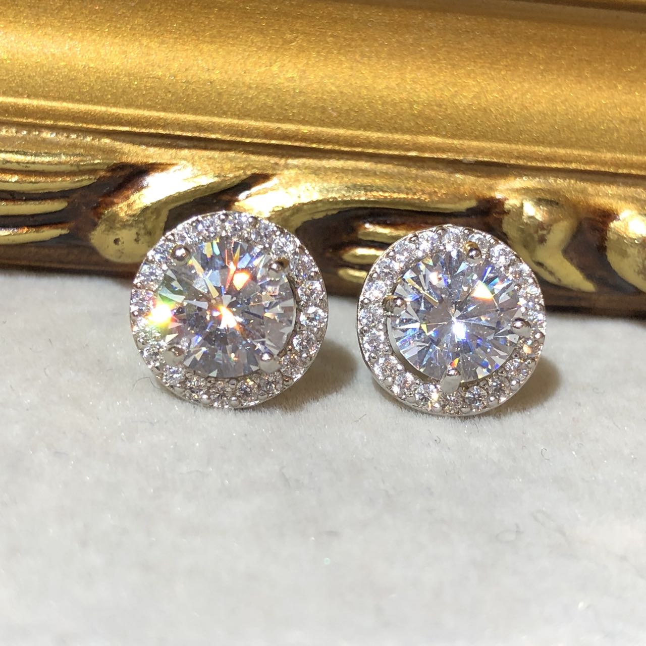 Tiviss Hallow Style Round Brilliant Cut Stud Earrings