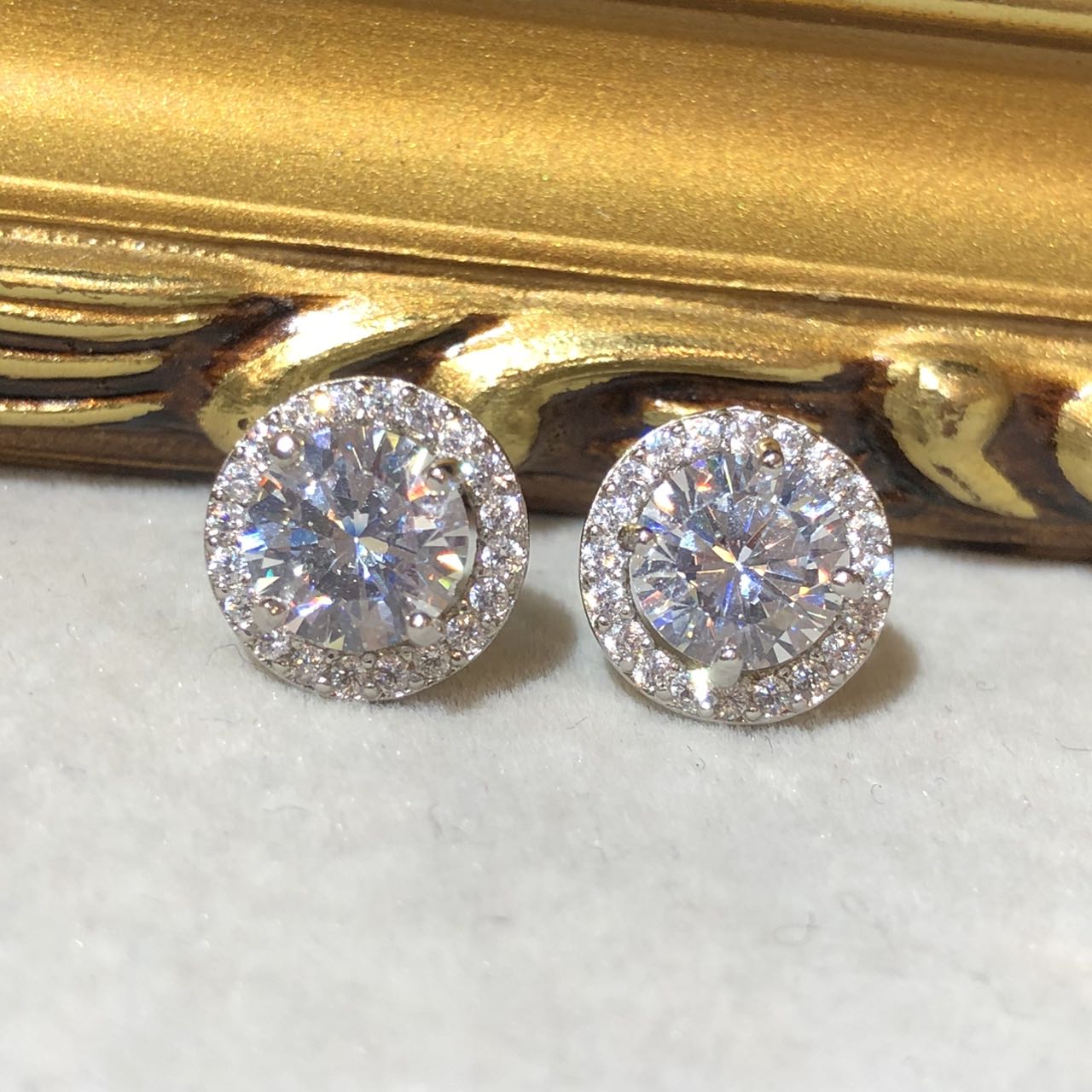 Tiviss Hallow Style Round Brilliant Cut Stud Earrings