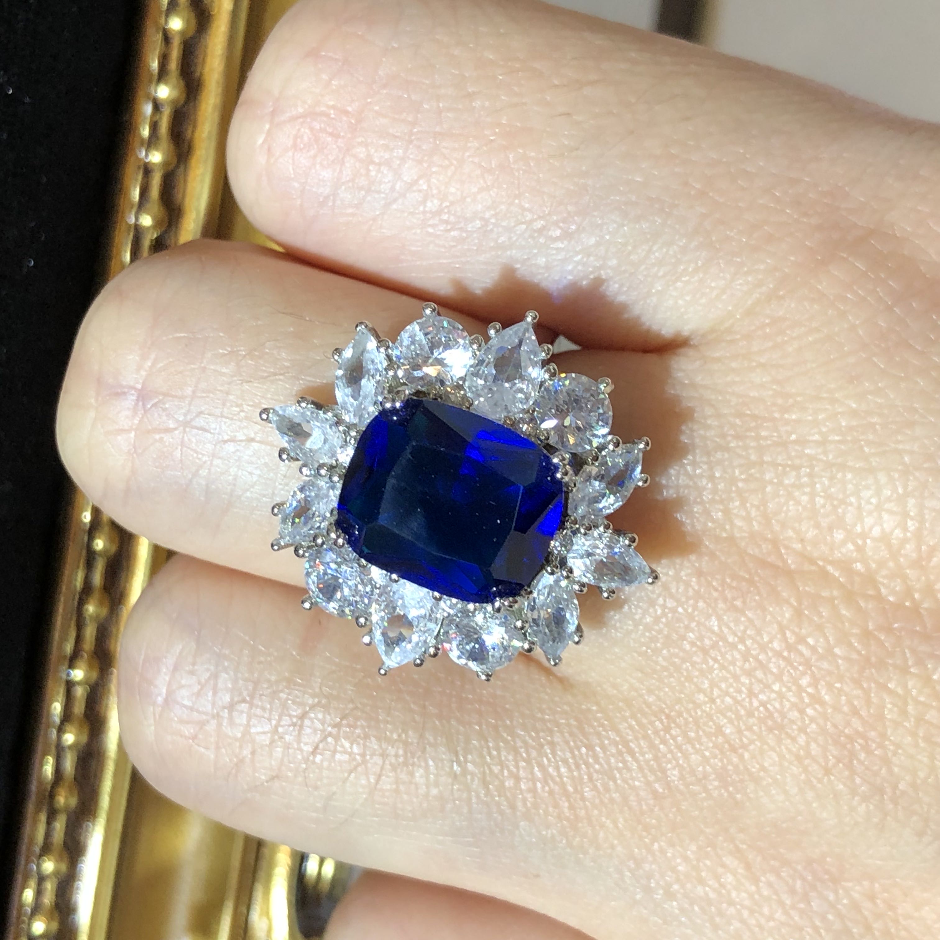 Tiviss Candytuft Blue Crystal Adjustable Ring - Sapphire blue