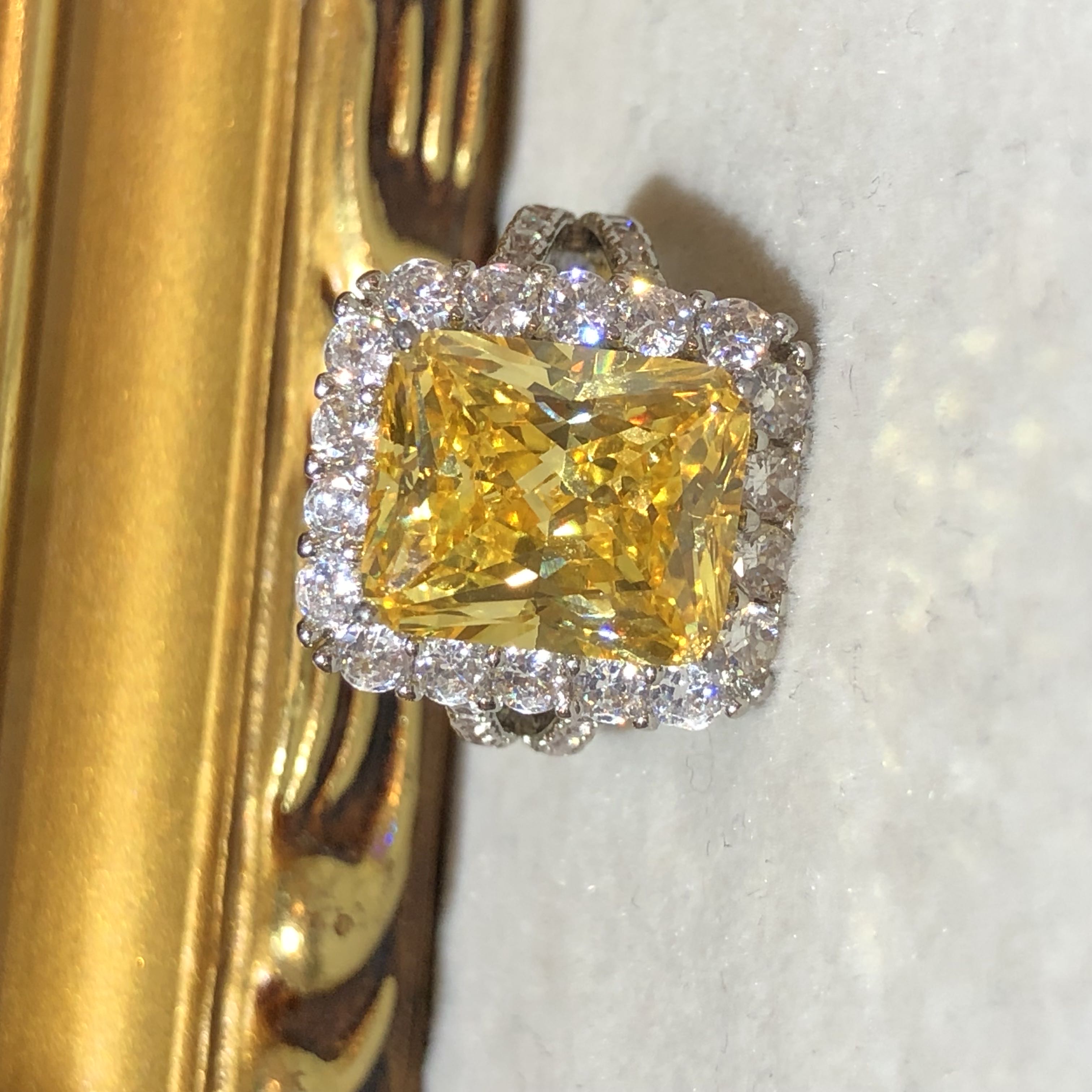 Tiviss Classic Hallow Style Ring