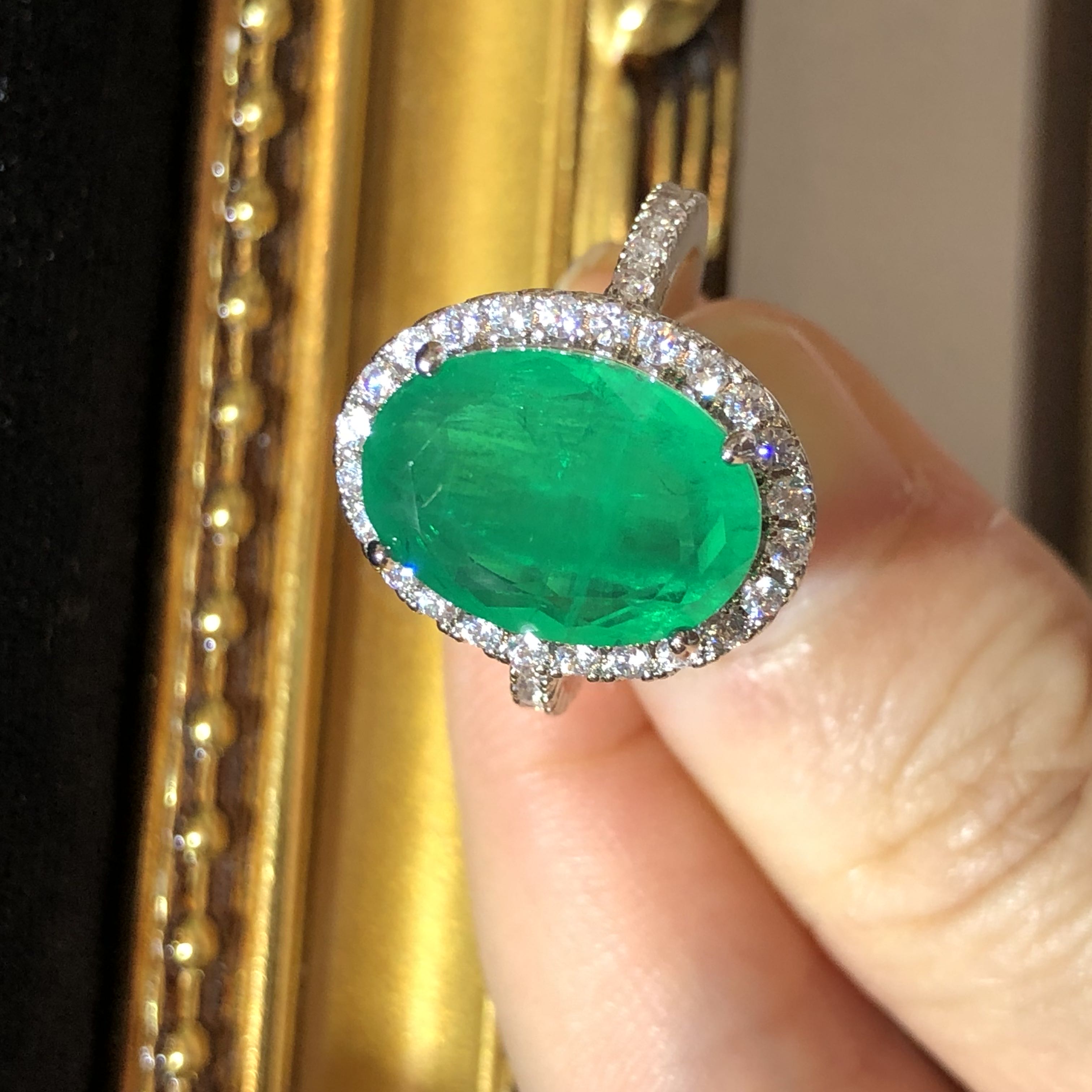 Tiviss Hallow Oval Ring -  Emerald Colour