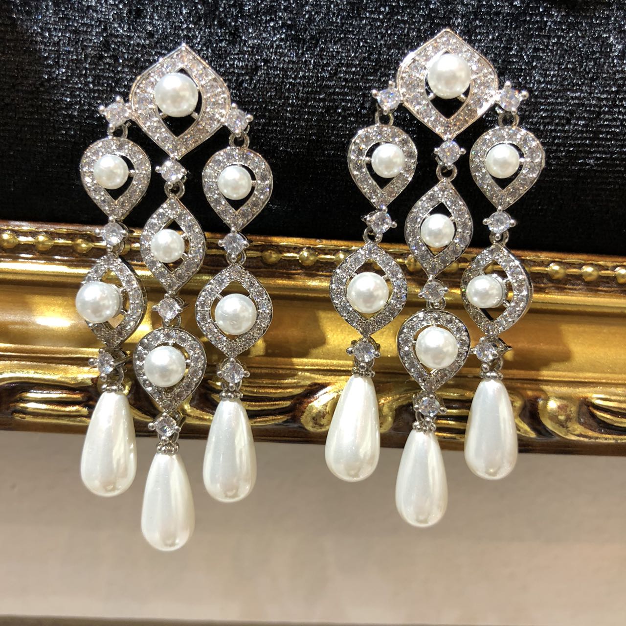 Tiviss Victoria Pearl Earrings