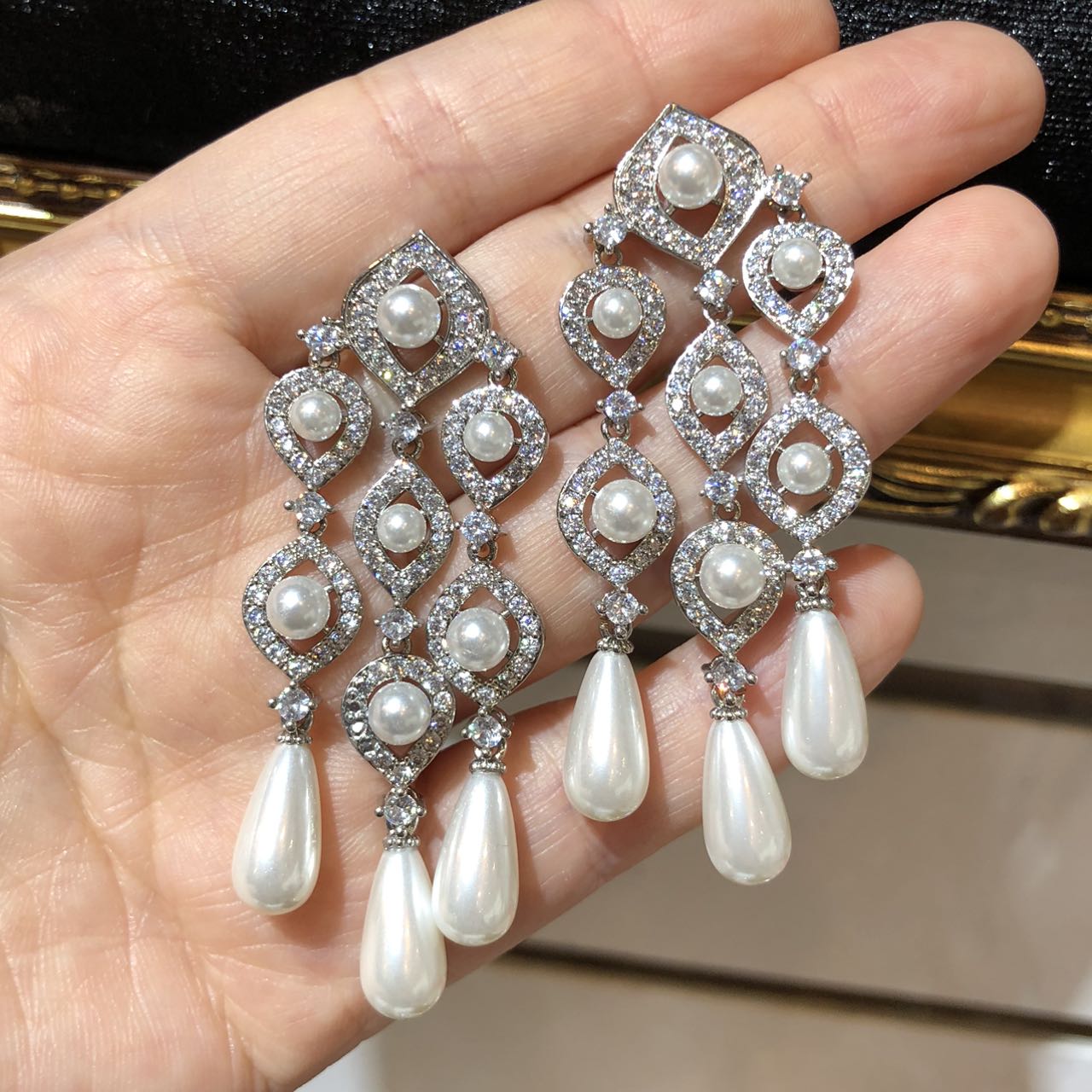 Tiviss Victoria Pearl Earrings